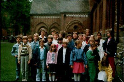 Der Kinderchor des Lübecker Sing- und Spielkreises im Jahre 1987 vor dem Dom zu Lübeck.